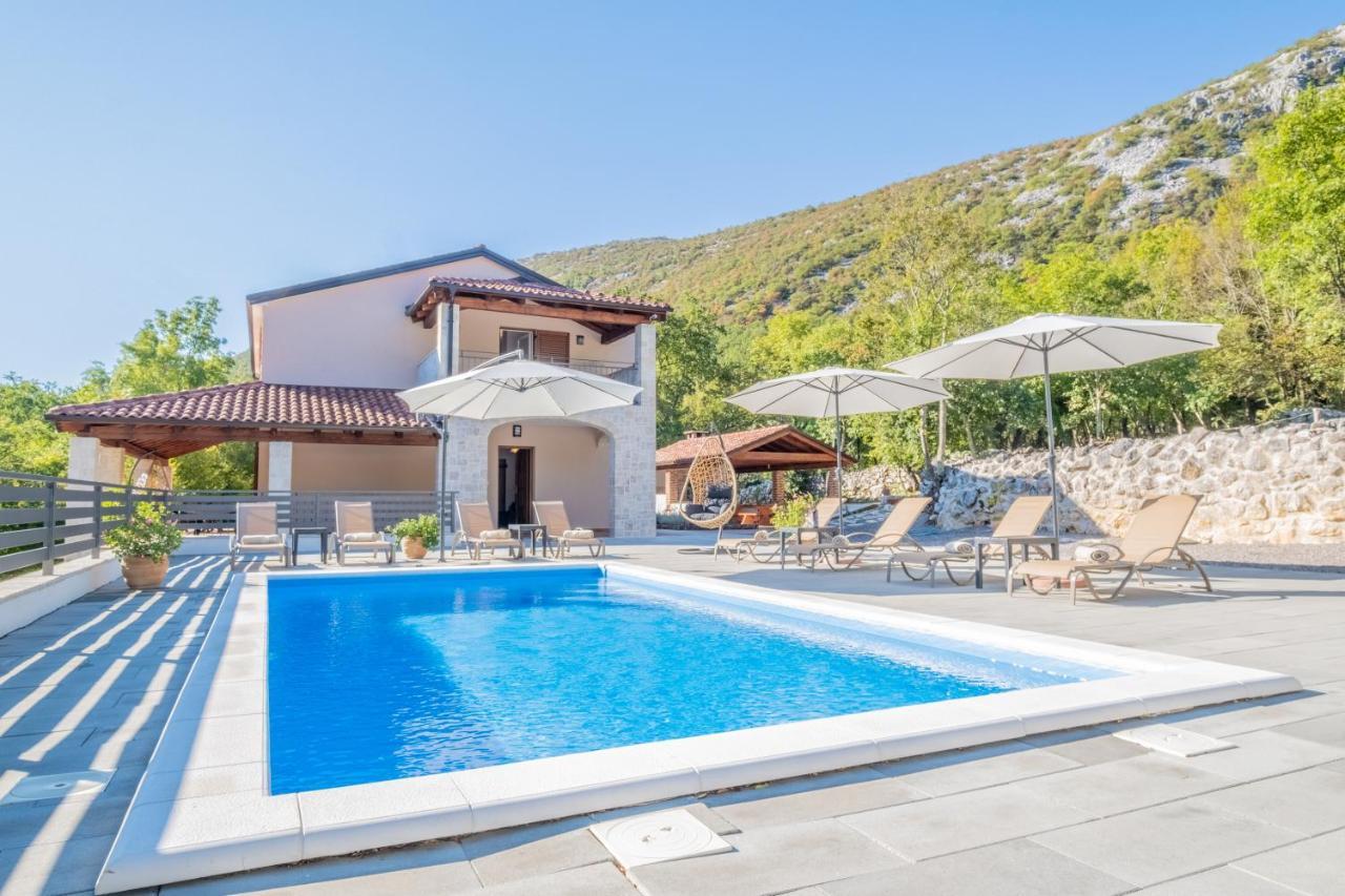 Amazing 4 Bedroom Villa With Swimming Pool And Wifi, Family Frendly Tribalj  Exterior photo