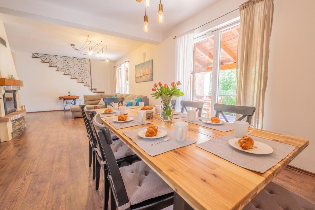Amazing 4 Bedroom Villa With Swimming Pool And Wifi, Family Frendly Tribalj  Exterior photo