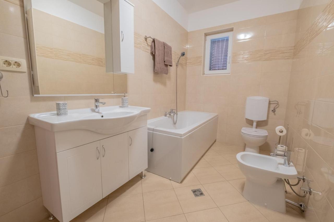 Amazing 4 Bedroom Villa With Swimming Pool And Wifi, Family Frendly Tribalj  Exterior photo