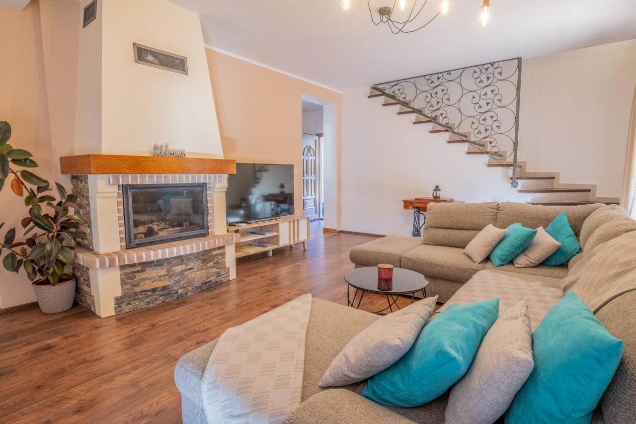Amazing 4 Bedroom Villa With Swimming Pool And Wifi, Family Frendly Tribalj  Exterior photo