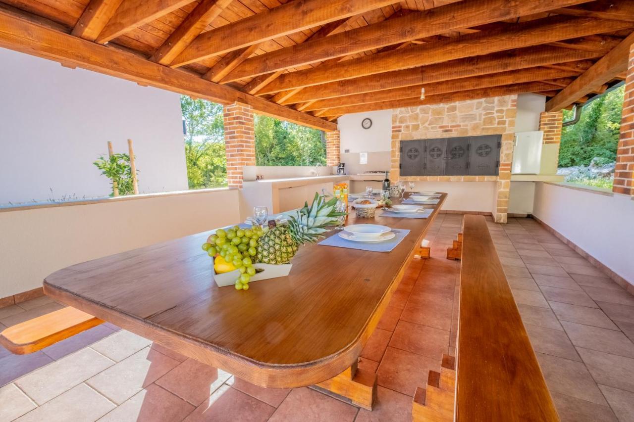 Amazing 4 Bedroom Villa With Swimming Pool And Wifi, Family Frendly Tribalj  Exterior photo