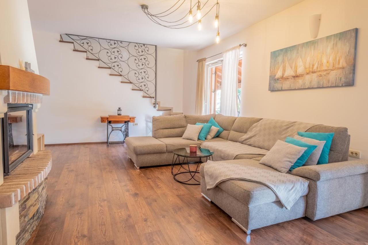 Amazing 4 Bedroom Villa With Swimming Pool And Wifi, Family Frendly Tribalj  Exterior photo